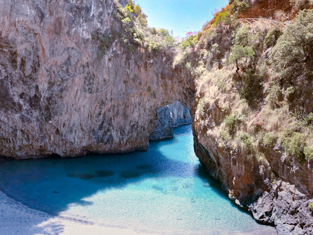 Vista della spiaggia dell’Arcomagno a San Nicola Arcella in Calabria