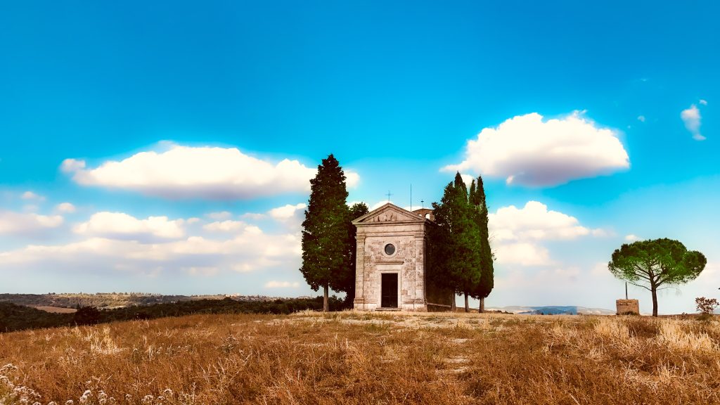 La cappella della madonna di Vitaleta nella val d'Orcia in Toscana