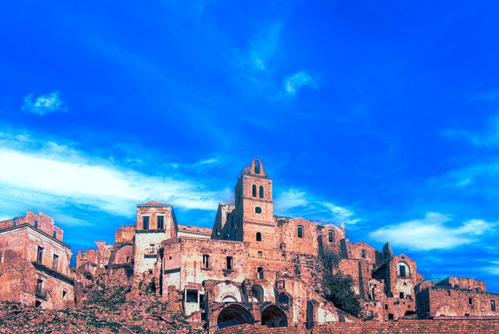 Vista della Citta fantasma di Craco in provincia di Matera, Basilicata, Italia