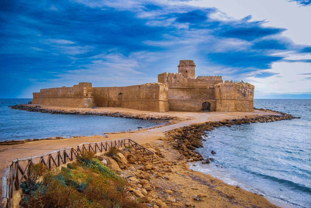 Il castello sul mare nell'isola di Capo Rizzuto a Le Castella