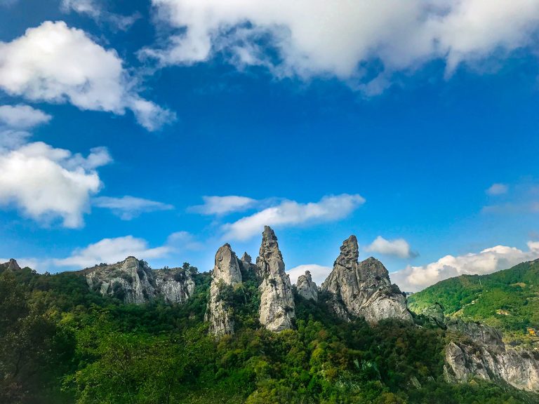 Roccie dolomitiche sulla strada per Pietrapertosa