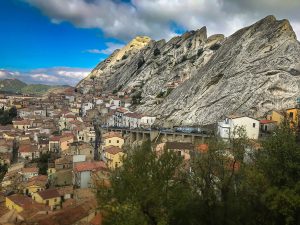 Il borgo di Pietrapertosa arrocato nelle piccole dolomiti Lucane
