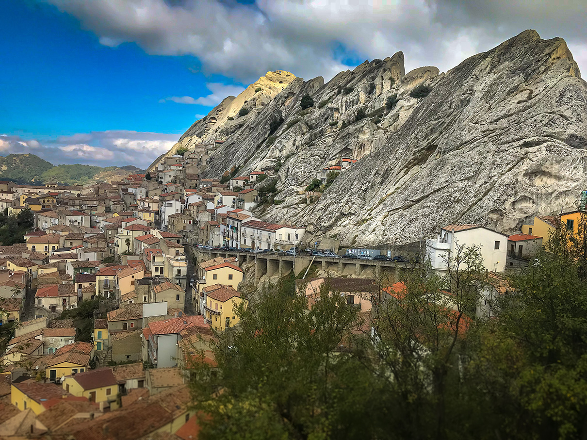 Il borgo di Pietrapertosa arrocato nelle piccole dolomiti Lucane