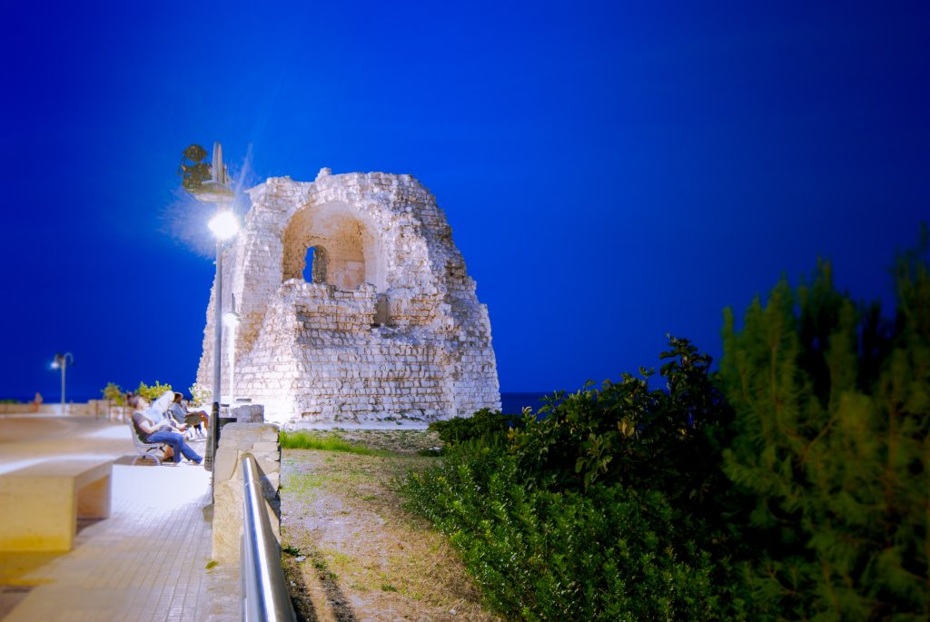 La torre normanna da cui prende il nome la località di Torre dell'orso in Puglia