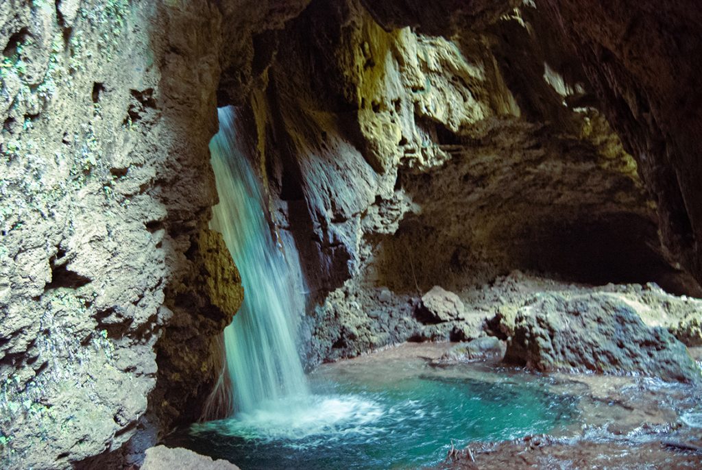 All'interno della grotta della cascata del Vuglio