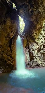 Foto della cascata del luglio dall'interno della sua grotta