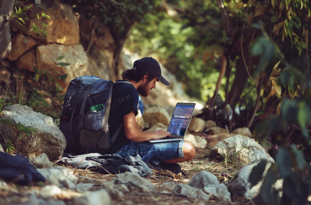 escursionista che naviga sul sito explorers blog