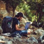 escursionista che naviga sul sito explorers blog