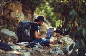 escursionista che naviga sul sito explorers blog