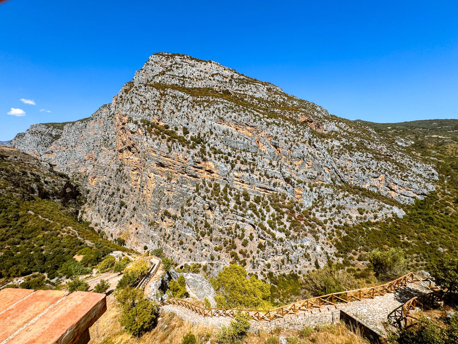 Il ponte del diavolo a Civita si raggiunge attraverso il sentiero della passeggiata del diavolo