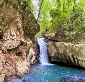 Trekking verso la cascata grande del fiume argentino nei monti dell'Orsomarso
