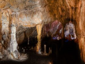 Ampia vista dell'interno della grotta delle meraviglie di Maratea