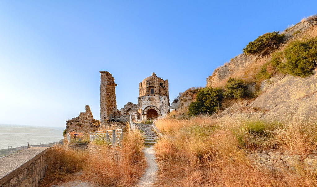 Vista dei ruderi della chiesa di San Francesco d'Assisi ad Amant