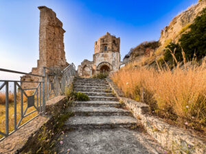 Le scale per i ruderi della chiesa di San Francesco d'Assisi ad