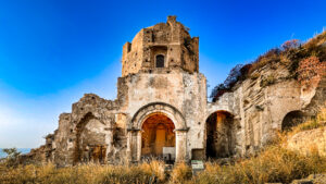 Vista frontale ravvicinata dei ruderi della chiesa di San Francesco d'Assisi ad Amantea