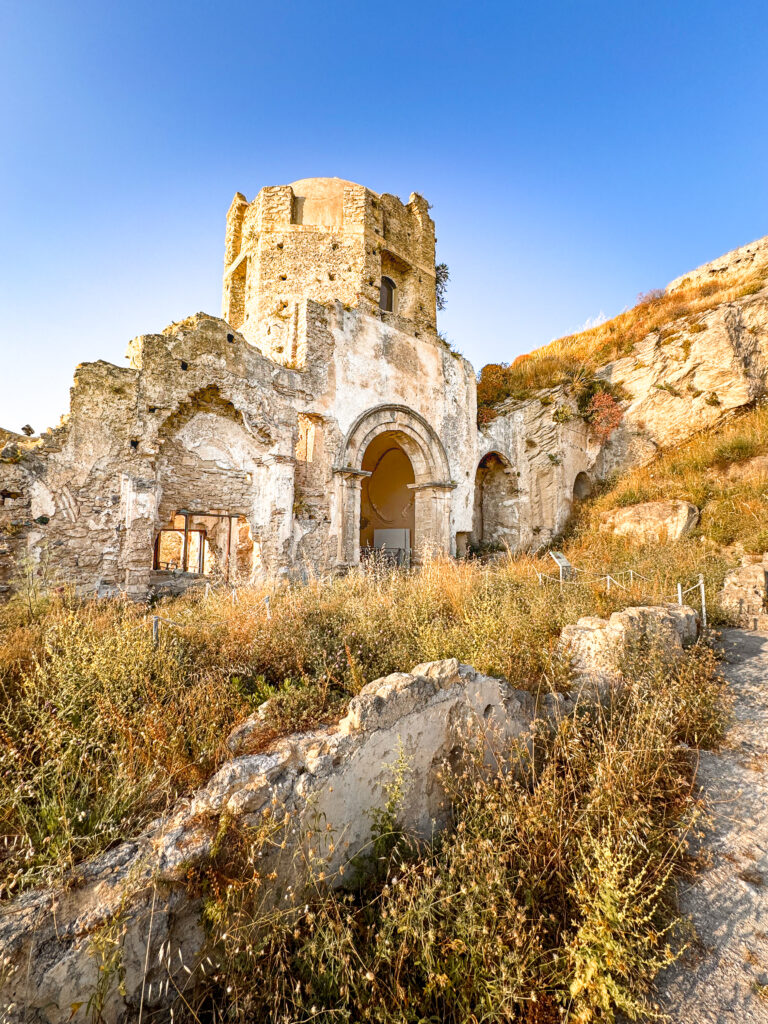 Vista laterale dei ruderi della chiesa di San Francesco d'Assisi ad Amantea sulla costa Tirrenica dela Calabria