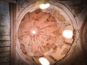 La cupola dei ruderi della chiesa di San Francesco d'Assisi nel