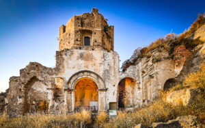 Vista frontale dei ruderi della chiesa di San Francesco di Assisi ad Amantea in Calabria